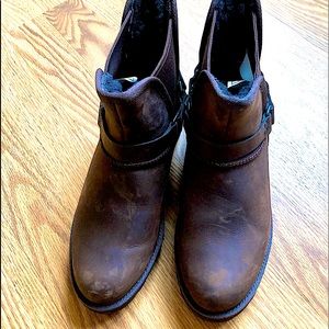 💜UGG winter leather boots with natural fur for warmth🔥NWOT